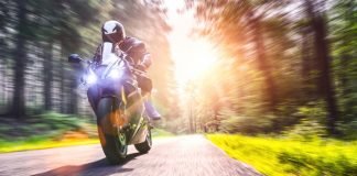 Reviewing the Top 5 Superbikes Under 5 lakhs superbike